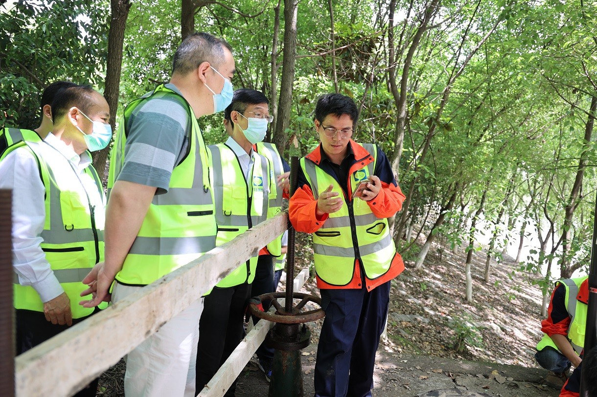 02胡郡副局長(zhǎng)查看Quick View系統(tǒng).JPG